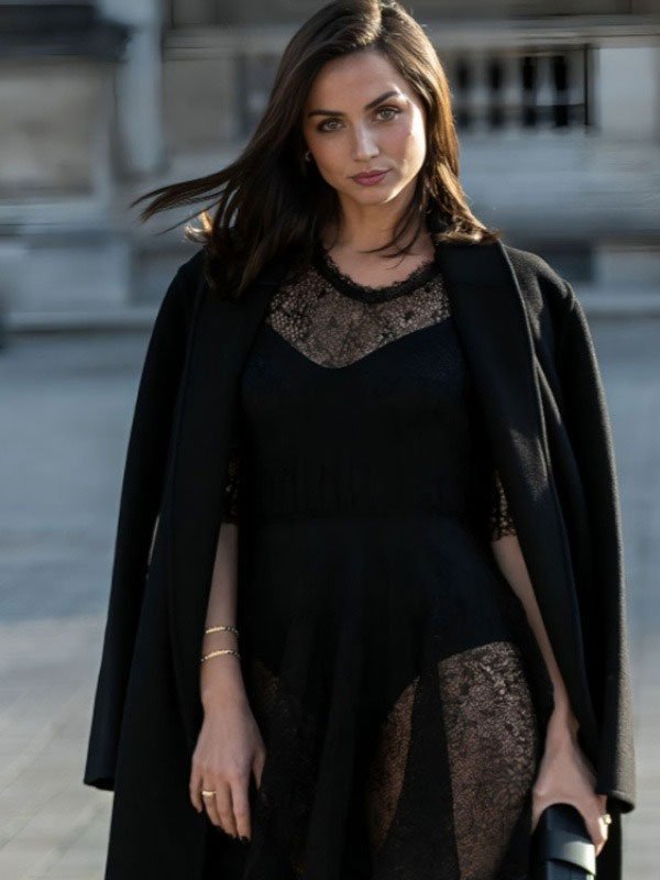 Paris-Fashion-Week-Ana-de-Armas-Trench-Coat-2